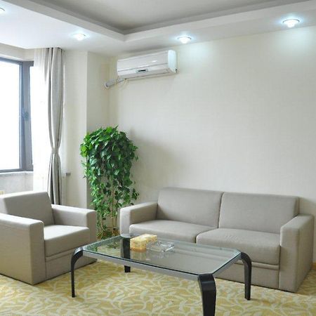Super 8 Hotel Qingdao Railway Station Gui Zhou Road Exterior foto